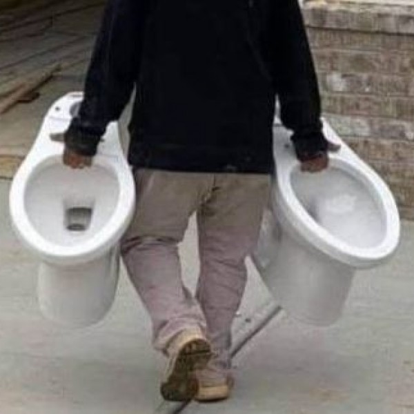 Начинот на кој овој човек ја пренел третата тоалетна школка, го насмеа регионот: Сцената е уникатна