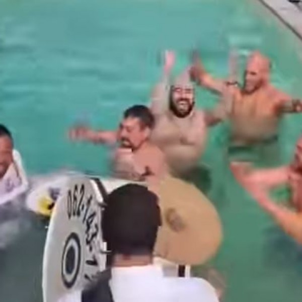 Ваква прослава за 1- ви Мај не сте виделе: Свирачите со тапани им влегоа во базен