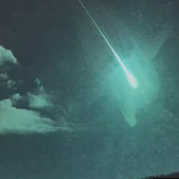 Луѓето во шок, гледаа спектакл на небото! Дел од комета прелета со брзина од 45 км во секунда, успеале да ја снимаат со камера (ВИДЕО)