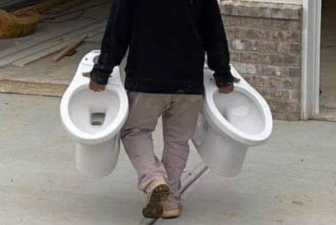 Начинот на кој овој човек ја пренел третата тоалетна школка, го насмеа регионот: Сцената е уникатна