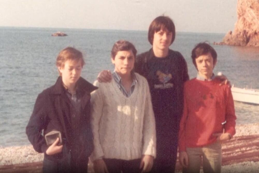 Четворица другари се сликаа на плажа: Не ни помислија дека истиот ден ќе се борат за живот во една од најголемите трагедии во Југославија