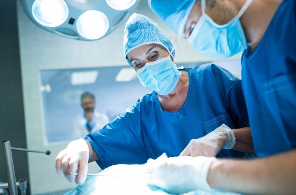 Дали некогаш сте се запрашале зошто хирурзите носат сини и зелени униформи: Оваа причина може да ви го спаси животот