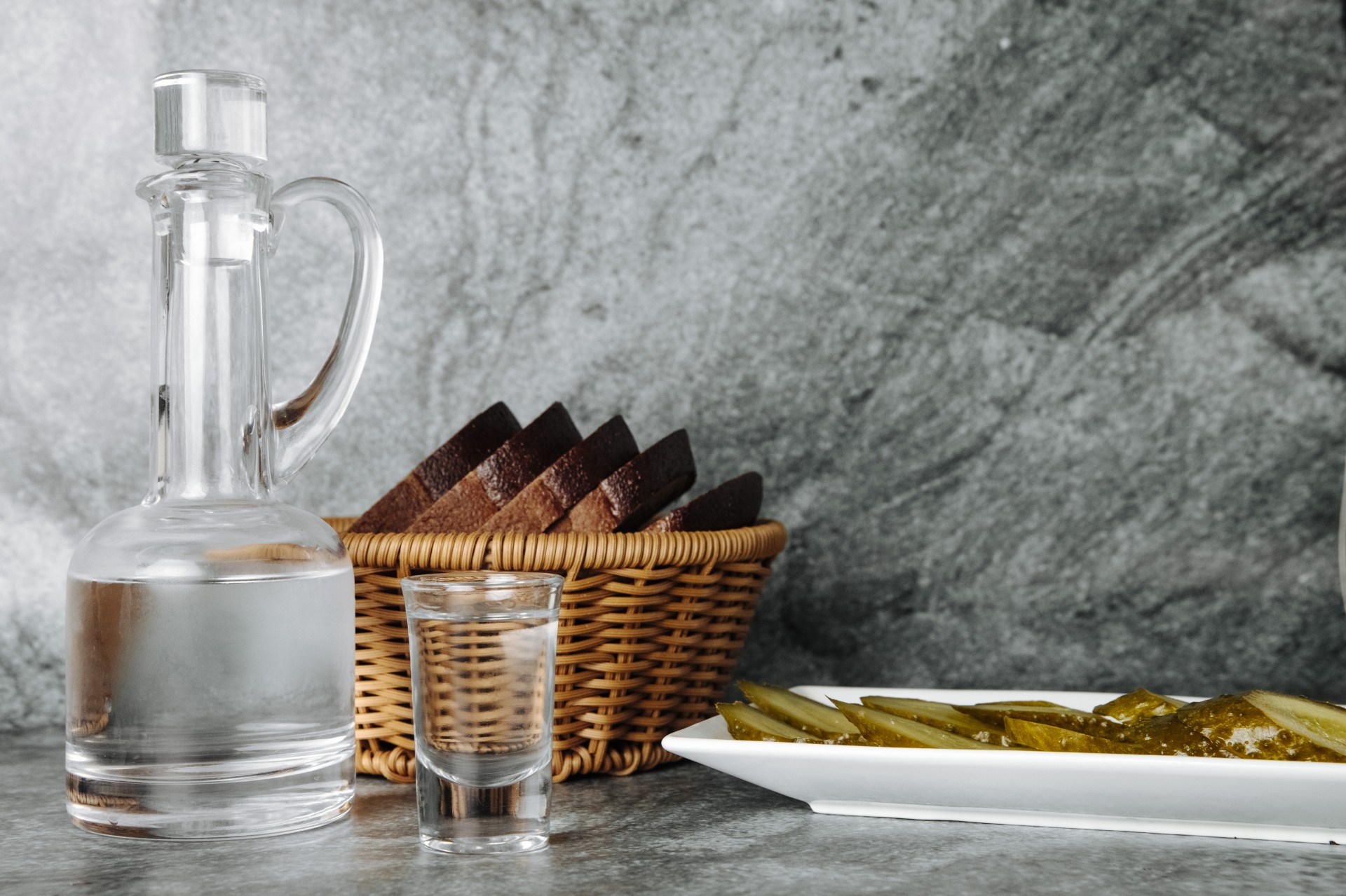 Цел свет им се смее на Балканците затоа што јадат салата со ракијата: За жестоки пијалоци потребна е сосема поинаква храна