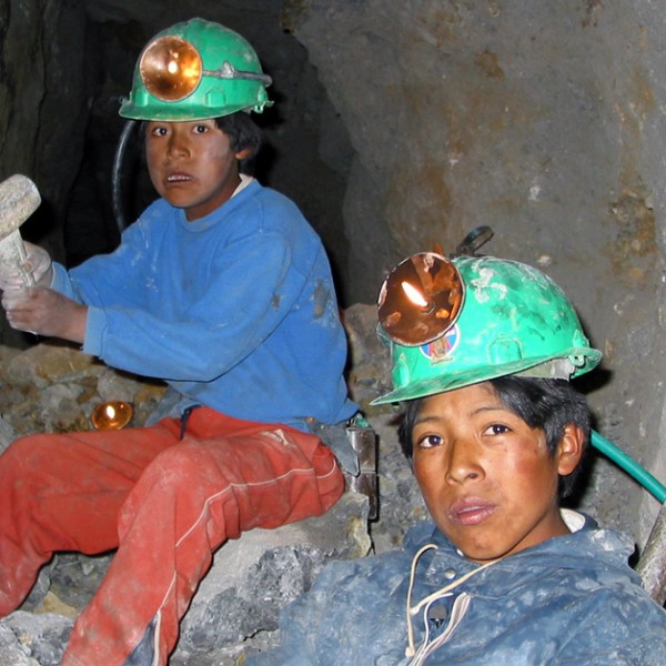 И додека дебелите богаташи не можат да се изнајадат, деца во рудник работат за два долари дневница: Каде отиде светот?