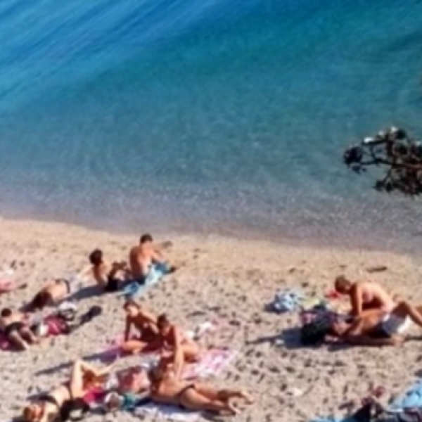 „Машала, стигнаа туристите“: Слика од плажа запрепасти многумина, маж се сонча а сите гледаат во неговите нозе