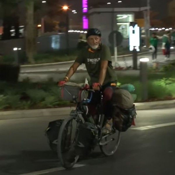 4 МЕСЕЦИ патувал со велосипед од Нови Сад до Доха за да ја бодри Србија: Капитенот на српската репрезентација му го подари ОВА (ВИДЕО)