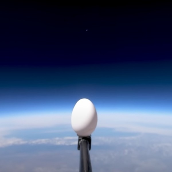 Момче фрли јајце од вселената: Нема да верувате како заврши овој неверојатен експеримент (ВИДЕО)