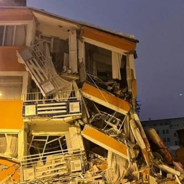 Камерите го снимија моментот кога почна земјотресот во Турција: Апокалиптични сцени