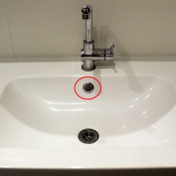 Дали знаете за што служи оваа мала дупка во мијалникот? Не е таму само туку така, всушност е многу корисна