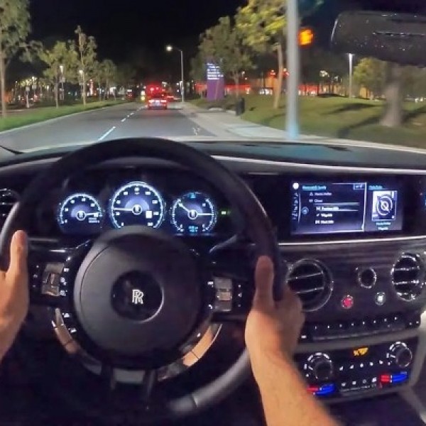 Како изгледа ноќно возење со еден од најубавите автомобили во светот: Rolls-Royce Ghost