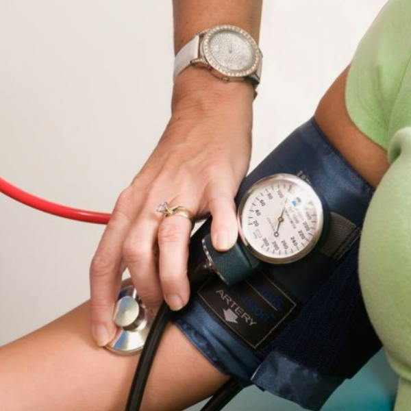Многу е битно да се измери крвниот притисок на двете раце: Еве точно зошто
