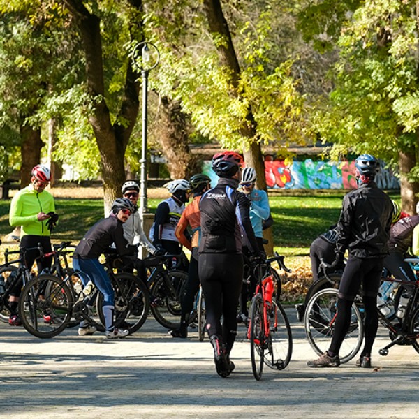 „Пуштаме БРК, БРКаме здравје“ – повеќе од 50 велосипедисти и голем број граѓани ја возеа големата велосипедска рута во форма на брк!