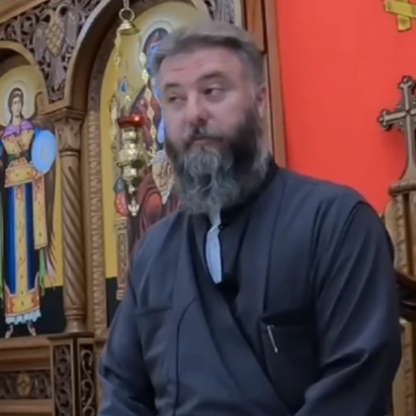 Отец Предраг Поповиќ прозборе за мажите во тесни панталони и не бираше зборови: „Не може млитаво и слабо, еве што сакаат жените“