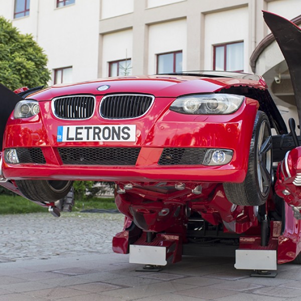 Летронс – автомобилот кој се претвора во робот, зборува и може дури и да танцува