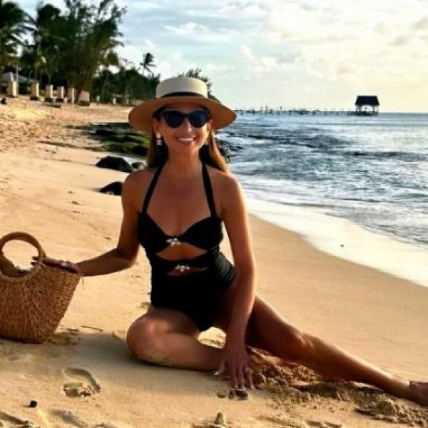 Се соблече српската водителка: Сања Маринковиќ на 50 години е „двојно подобра и двојно помлада“ – го покажа своето извајано тело на плажа во Маурициус