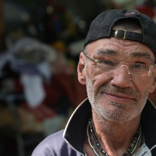 Овој човек бездомник докажа дека е човек: А ние толку себично врзани за сите наши безвредни глупости