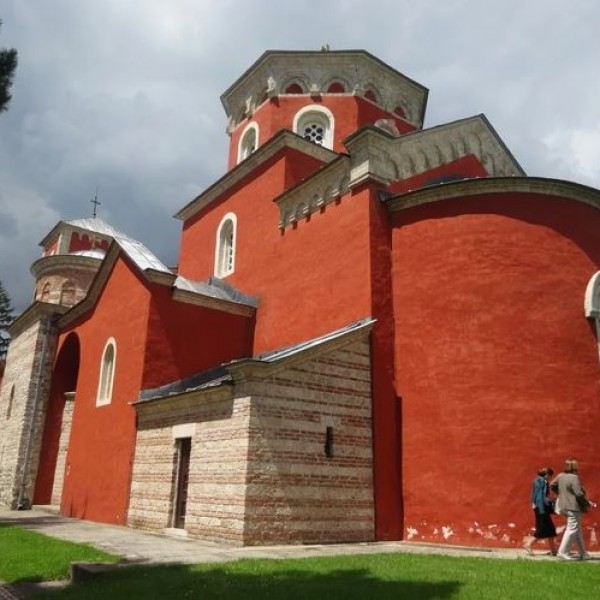 Крвавата тајна на античкиот српски манастир: Зошто Жича има толку црвена боја?