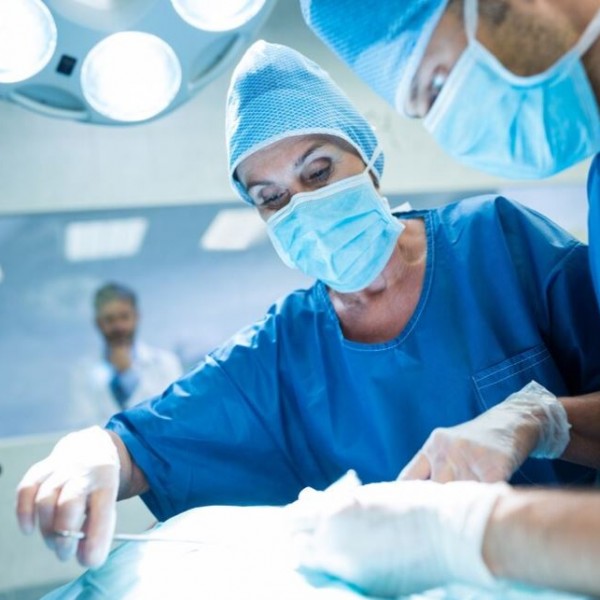 Дали некогаш сте се запрашале зошто хирурзите носат сини и зелени униформи: Оваа причина може да ви го спаси животот