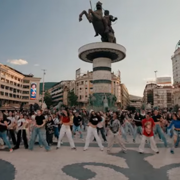 Неверојатна атмосфера на вчерашниот Флеш моб на Плоштад Македонија