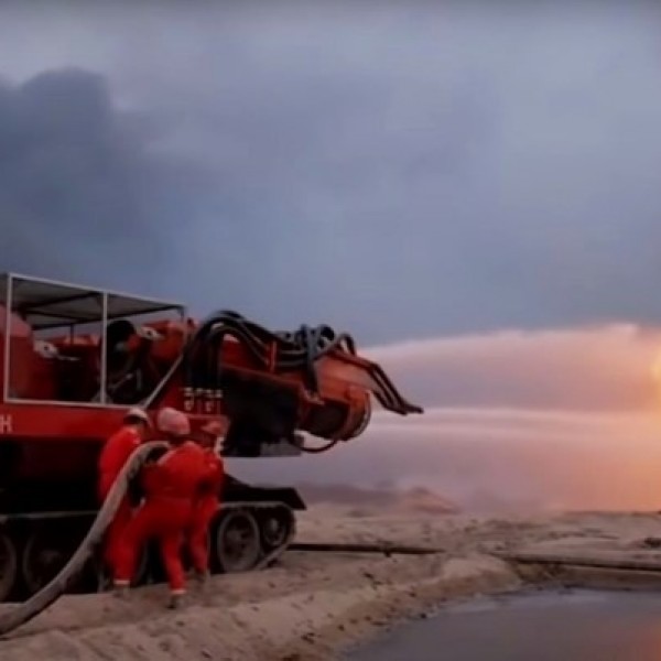 Тајфун не му е рамен: Вака најмоќното противпожарно возило во светот гасне пожар (ВИДЕО)