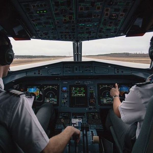 Пилотите не смеат да имаат брада кога управуваат со авион: Еве зошто