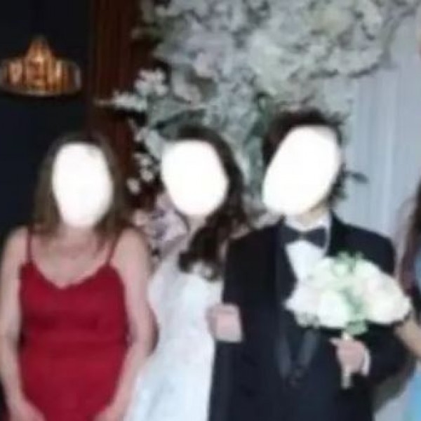 Мајка се појавила на свадбата на својата ќерка во бикини, а еве што облекла врз нив! „Како не ти е срам“