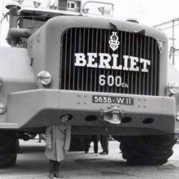 Овој џин е Berliet T100, едно од најголемите и најимпресивните комерцијални возила некогаш произведени