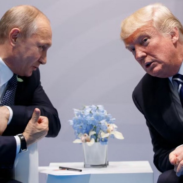 „Политика по телефон на Трамп и Путин: Дали иднината на Европа се решаваше за две чаши вотка?“
