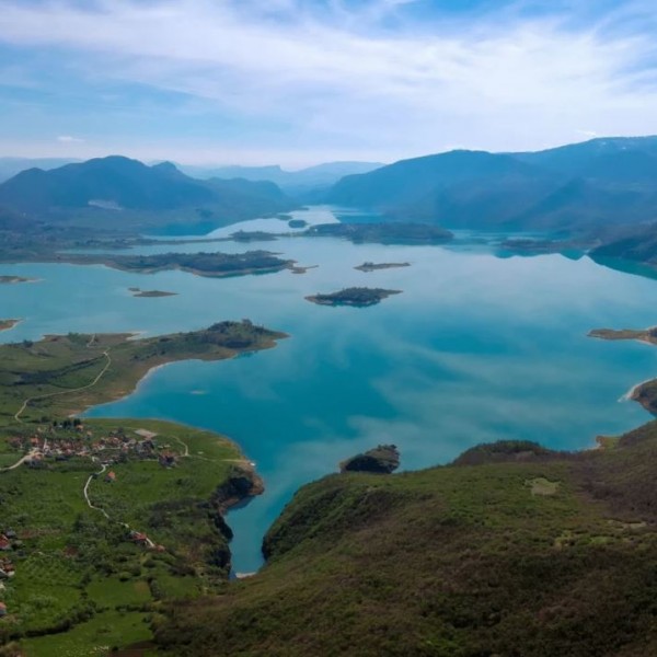 Под најубавото езеро на Балканот се кријат дури 20 потопени села! Кога водостојот ќе се намали, од длабочината излегуваат остатоци од куќи и гробишта