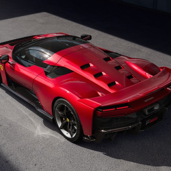Лудило на тркала: Запознајте го најскапиот и најмоќен Ferrari досега