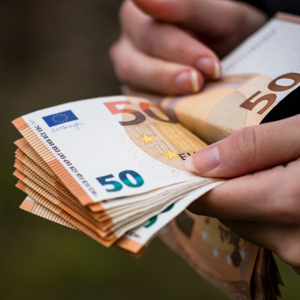 Албанија сака да го укине плаќањето со готовина и да стане општество без кеш: Како е тоа возможно во земја која не им верува на банките?
