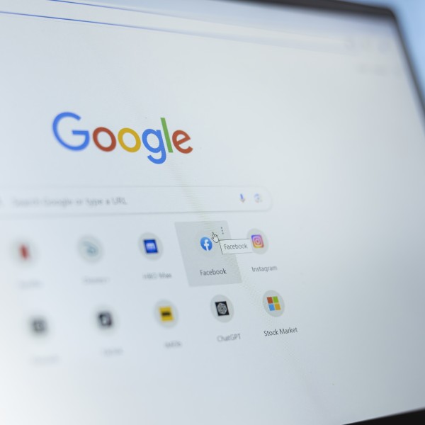 Никако не ги пребарувајте на Google: Овие клучни зборови може да ви донесат големи проблеми!