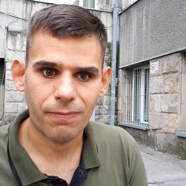 Стефан е слеп од две години! Тоа не го спречило да заврши факултет со 9,76, да научи неколку јазици и на крај да докторира