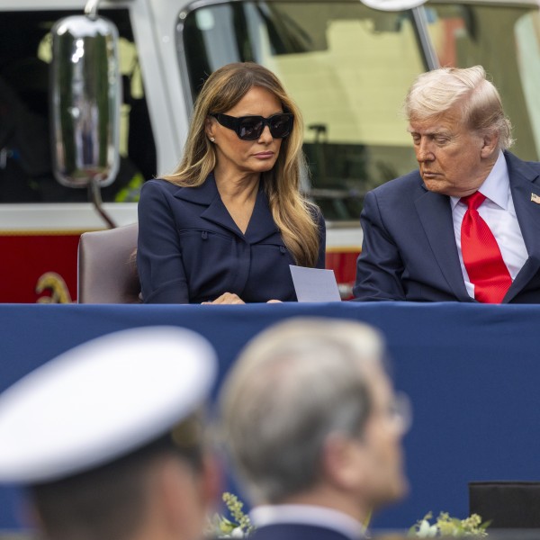 Меланија се шокираше кога виде како изгледа неговото лице: Дали Трамп доживеа мозочен удар во пренос во живо?