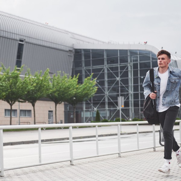 Може да бидете казнети ако трчате по автобус: Земја каде што на пешаците им се ограничува брзината на одење