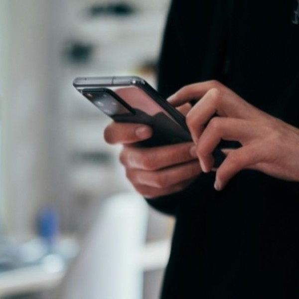 Не гледале во мобилните телефони само еден ден, научниците откриле што им се случило