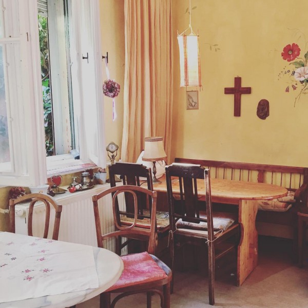 Берлин откри необичен тренд - кафулињата на гробиштата станаа популарни места за собирање