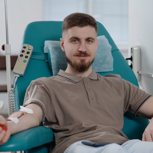 Лекарите го игнорирале проблемот, а еден разговор со бот од неговиот комјутер му го спасил животот