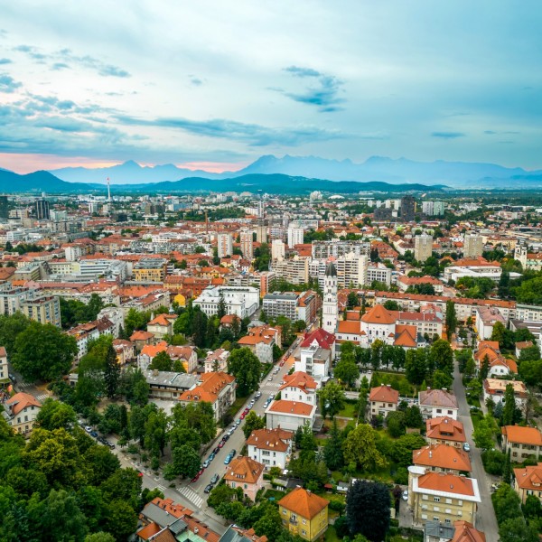 Сѐ повеќе Македонци се иселуваат во оваа земја: Нова држава од соништата која нуди подобри услови и од Германија и од Швајцарија