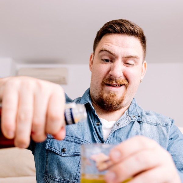 Колку Балкнците сакаат да пијат се огледува во вицевите: Хумор на сопствена сметка кој се раскажува и на славите