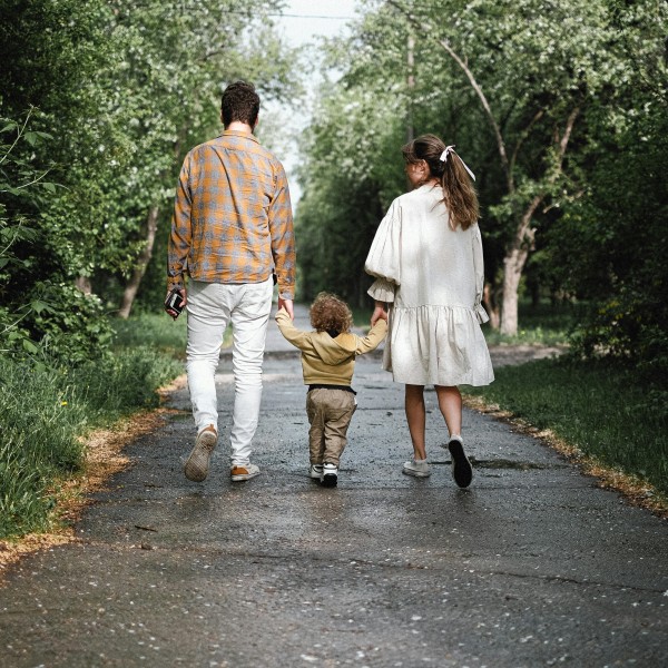 Ако ги воспитуваме нашите деца, како што сме воспитувани ние, државата ќе ни ги одземе: Седум воспитни принципи од 80тите кои денеска се строго казнувани