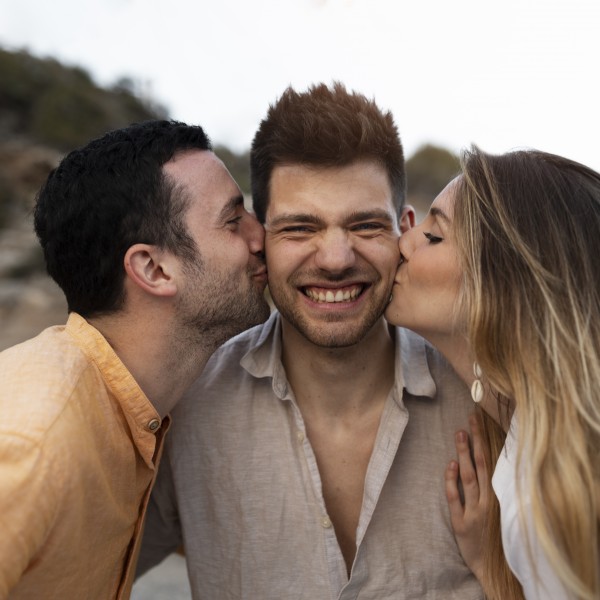 Сопругата ви е партнер во животот, а не „братот од друга мајка“: Современите бракови на тест поради блиските пријателства