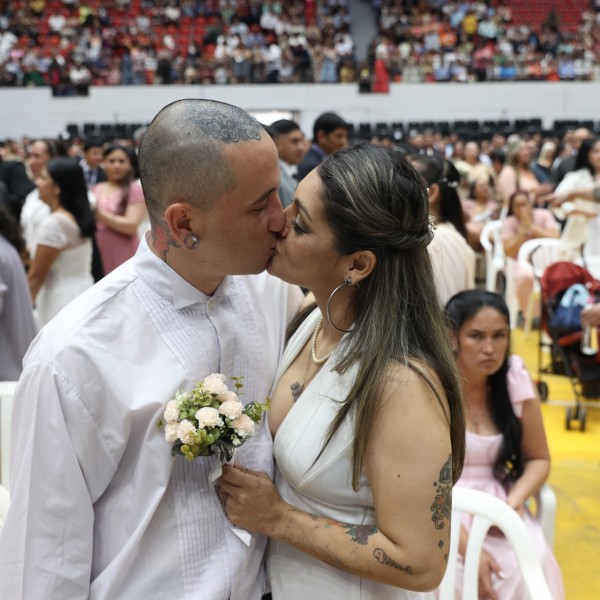 По несреќен брак Милица одлучила да се разведе, родителите ѝ рекле дека не може да се врати дома зошто брат ѝ треба да се жени, денеска е успешна и прави свадба без нејзините