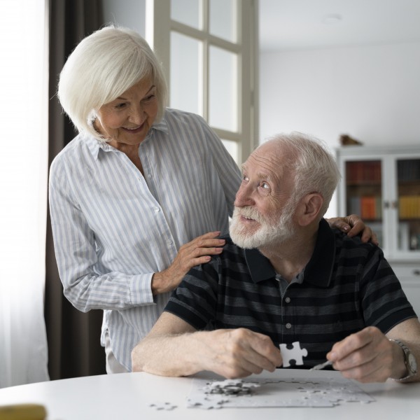 Зошто Алцхајмеровата болест ги брише спомените на најблиските?