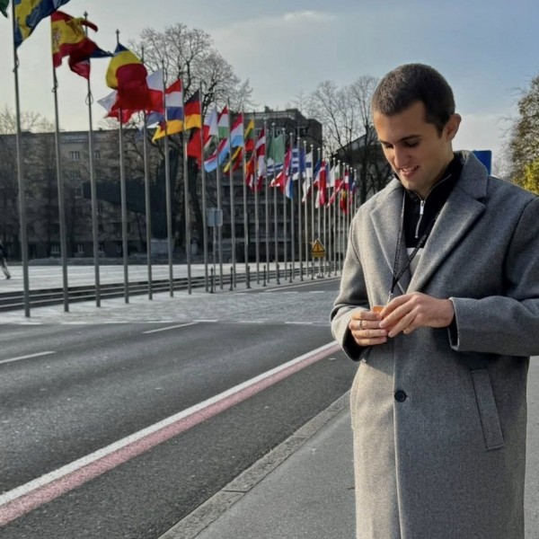 МАКЕДОНСКАТА АМБАСАДА ДРСКО ГО ОДБИЛА, ВО СЛОВЕНЕЧКИОТ ПАРЛАМЕНТ МУ ПОСАКАЛЕ „ТОПЛО ДОБРЕДОЈДЕ“: Приказна на Македонец на магистерски студии во Љубљана