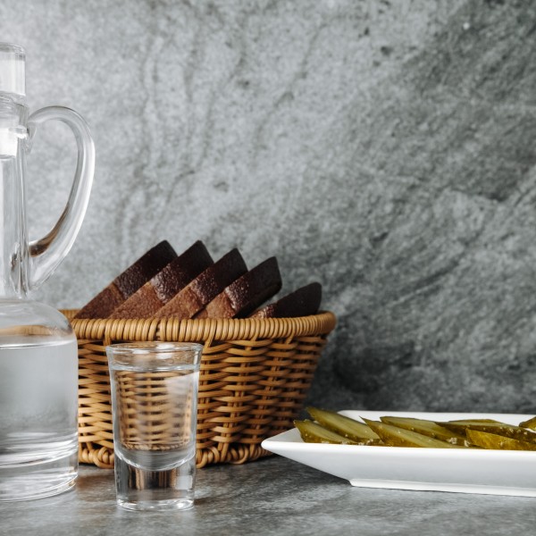 Цел свет им се смее на Балканците затоа што јадат салата со ракијата: За жестоки пијалоци потребна е сосема поинаква храна