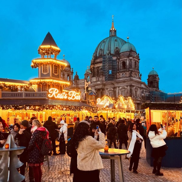 На овој божиќен базар, можете да јадете и пиете колку што сакате: Откако ќе ја платите карта, повеќе нема да ви треба паричникот