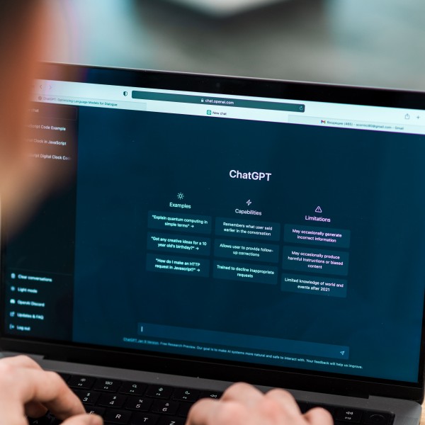 Пет работи што никогаш не треба да ги откривате на ChatGPT