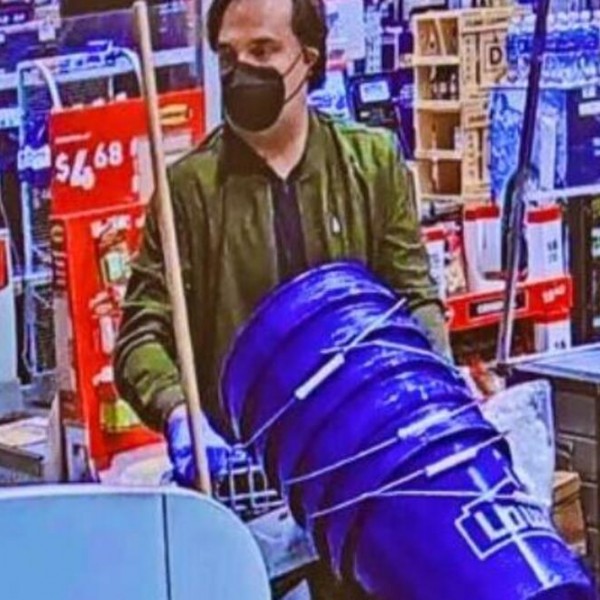 Ја убил сопругата, го распарчал нејзиното тело, па отишол во продавница заедно со својот малолетен син како ништо да не се случило (ВОЗНЕМИРУВАЧКИ ФОТОГРАФИИ)