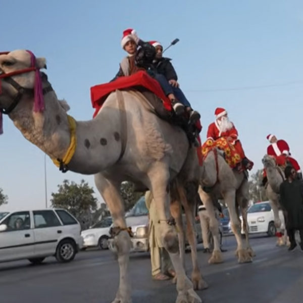 Дедо Мразовци го „освојуваат“ Пакистан во необична божиќна прошетка: Наместо санки, го искористиле ова! ВИДЕО